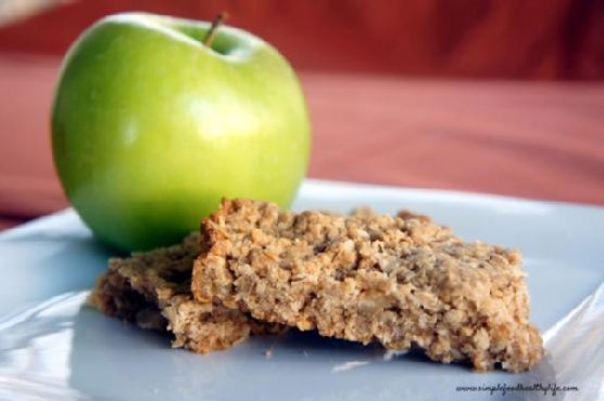 Peanut Butter and Apple Oatmeal Breakfast Bars | Made by Meaghan Moineau