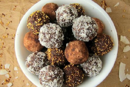 15 Minute Healthy Dark Chocolate Truffles | Made by Meaghan Moineau