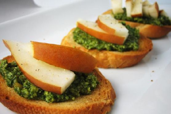 Pear and Pesto Crostini | Made by Meaghan Moineau