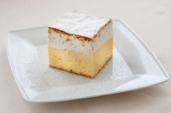 Vanilla Cream Cakes, Easy and Fluffy Holiday Cakes | Made by Meaghan Moineau