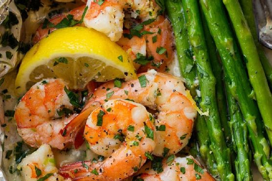 Shrimp and Asparagus Foil Packs with Garlic Lemon Butter Sauce | Made by Meaghan Moineau
