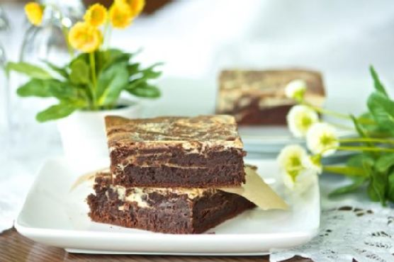 Fudgy chocolate cream cheese brownies with Baileys | Made by Meaghan Moineau