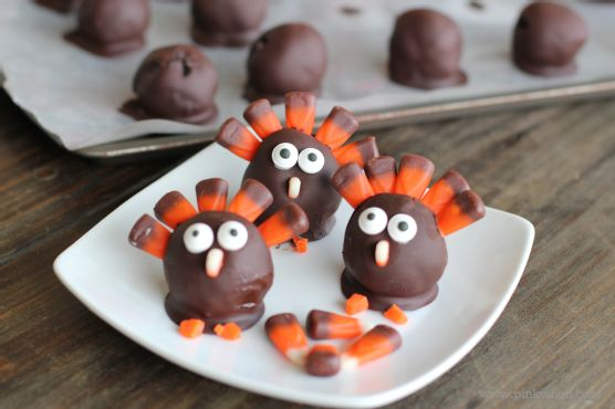 How to Make OREO Turkeys for Thanksgiving | Made by Meaghan Moineau