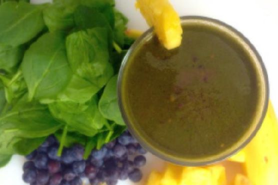TROPICAL BANANA GREEN SMOOTHIE | Made by Meaghan Moineau